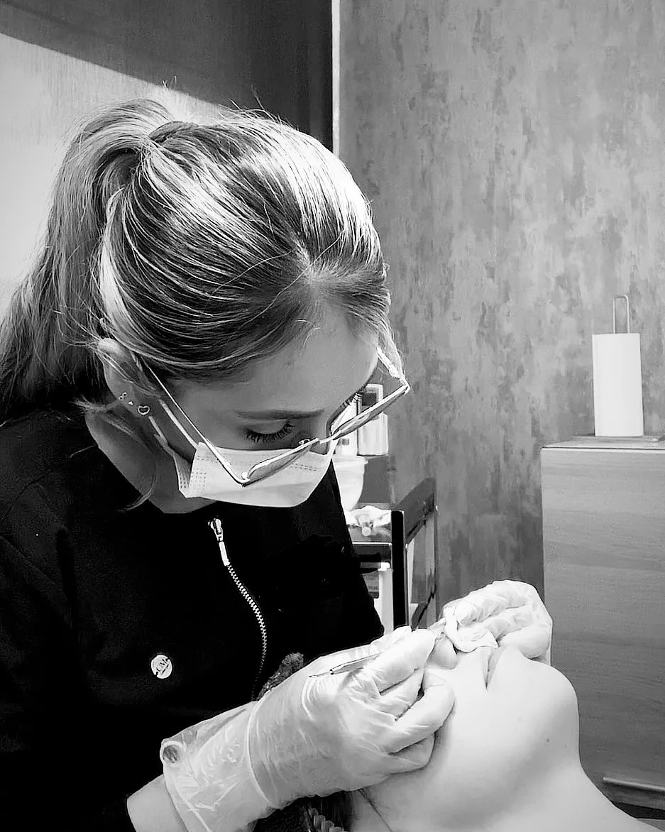 Vanessa realizando un tratamiento facial en cabina